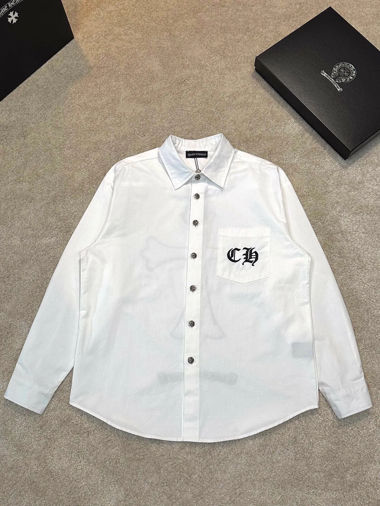 P430 Chrome Hearts leather cross leather embroidery shirt jacket! OS version can be worn by both men and women! The fabric is made of twill gauze cotton fabric! The texture is clear and smooth, not easy to wrinkle or fade! The embroidery process is complex and repetitive, and the requirements for the embroidery machine are very strict. The distance is always 45 centimeters! It won’t work if the spacing is too big, and it won’t work if it’s too small! The hardware is all carved and cast. This piece of clothing consumes a lot of material. More than 3 meters of material is used for one piece of clothing! After the garment is made, it needs to be fixed at high temperature, washed at a water temperature of more than 70 degrees, and softened by adding softener to make the upper body softer and smoother!   Color: black white Size: m-3xl Style number: 5856